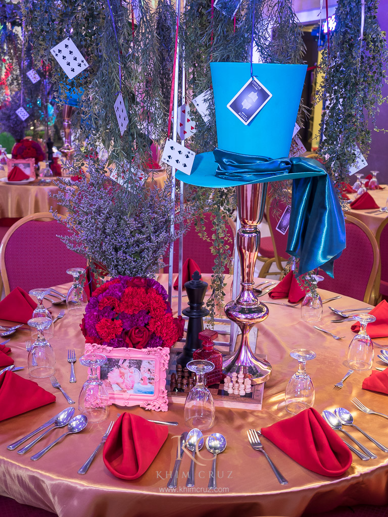https://www.khimcruz.com/wp-content/uploads/2018/01/alice-in-wonderland-birthday-party-styling-table-centerpiece-mad-hatter.jpg