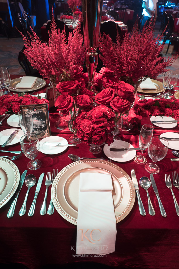 Great Gatsby table setting floral centerpieces