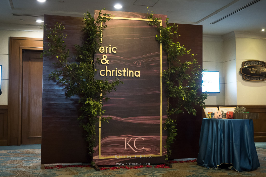 rustic elegance wedding photo wall for guests