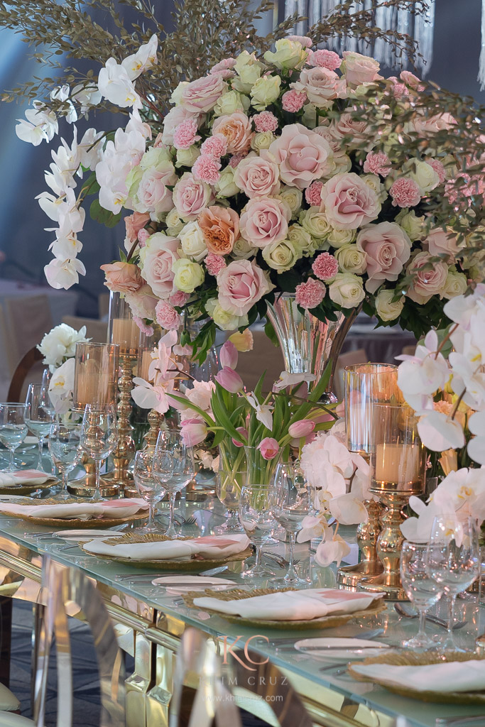 elegent wedding of Aaron and Suzette floral table centerpiece design by Khim Cruz