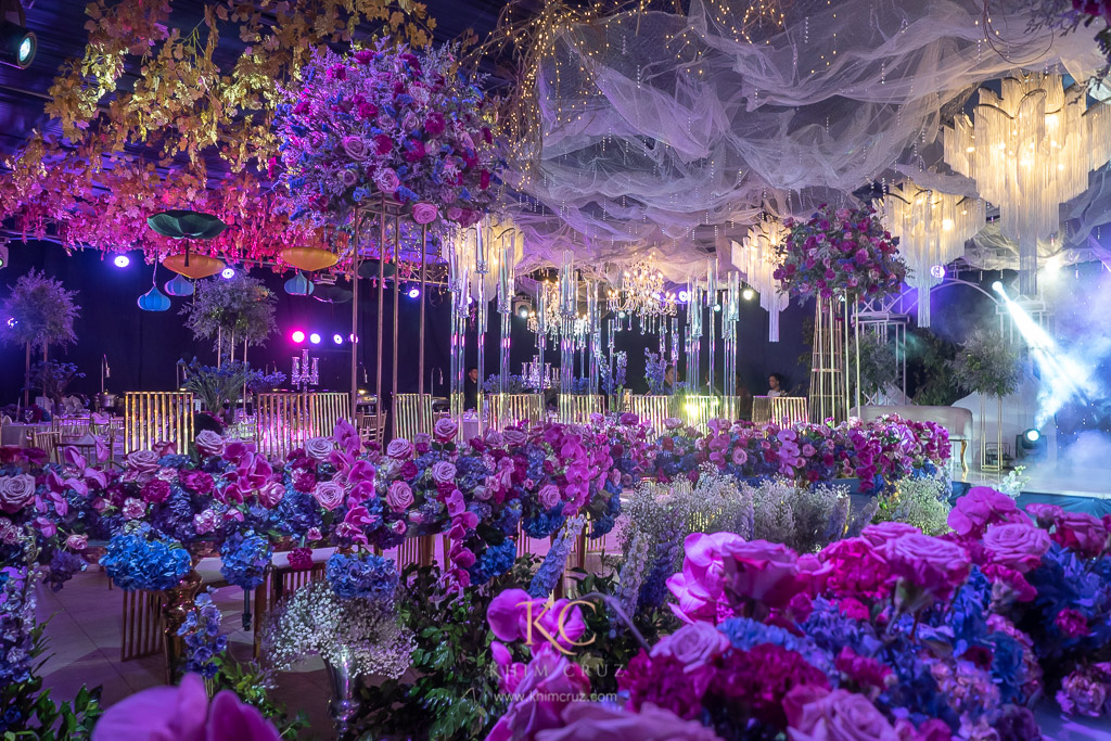 Travel themed wedding head table floral design