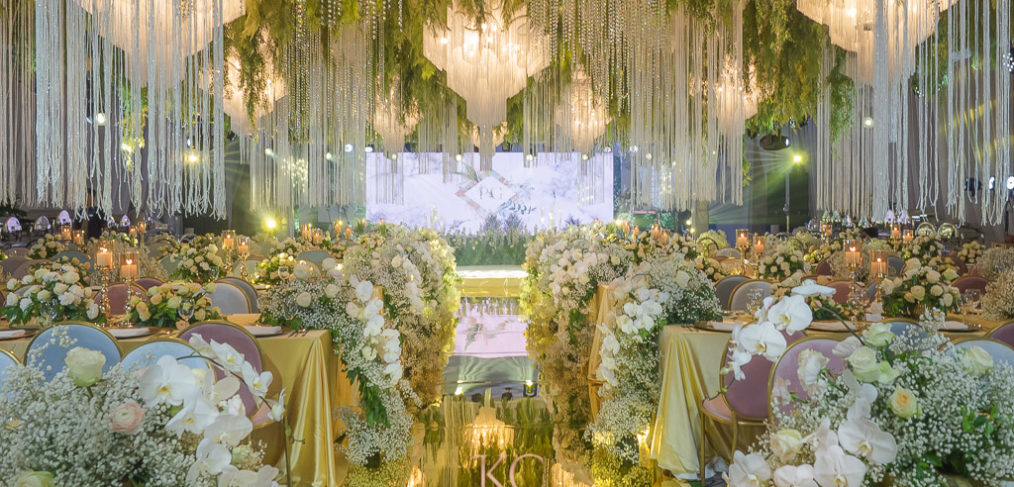 A classic wedding with gold accent