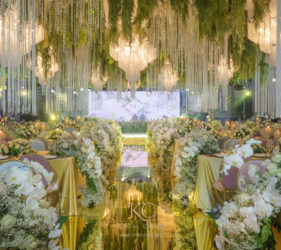 A classic wedding with gold accent