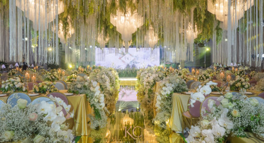 A classic wedding with gold accent