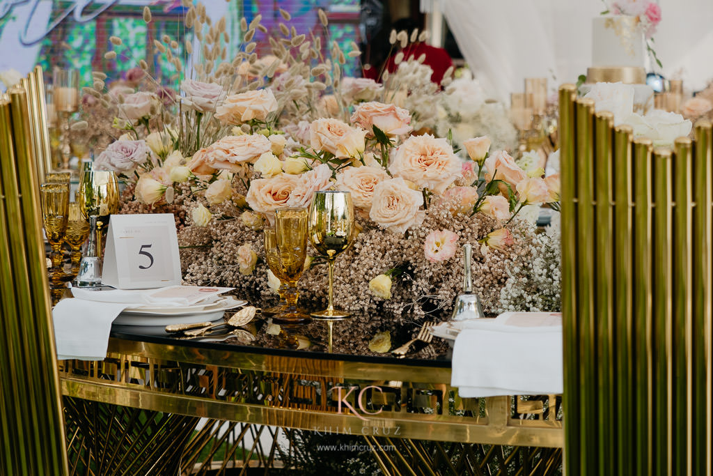 sophisticated boho wedding flowers on head table