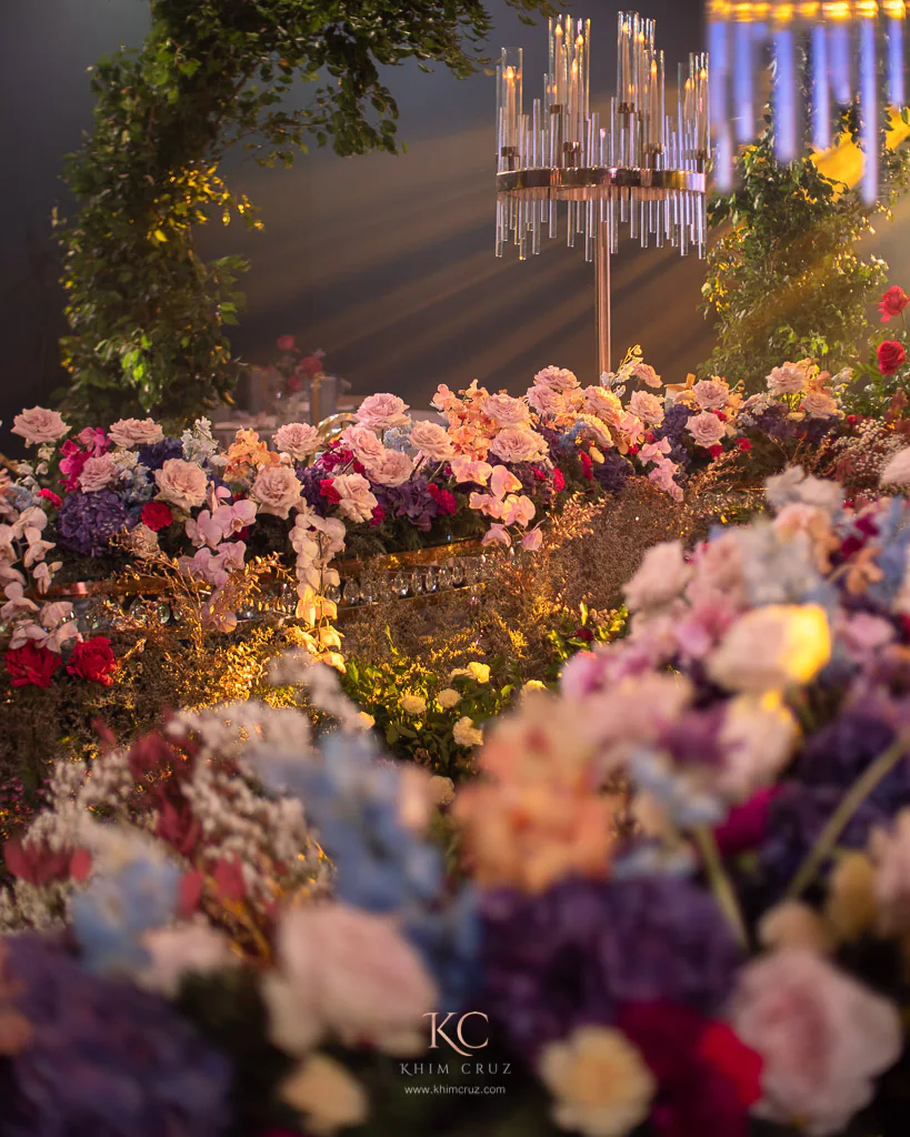 dreamy and dramatic feel wedding of Wendell & Gretchen floral arragement by Khim Cruz
