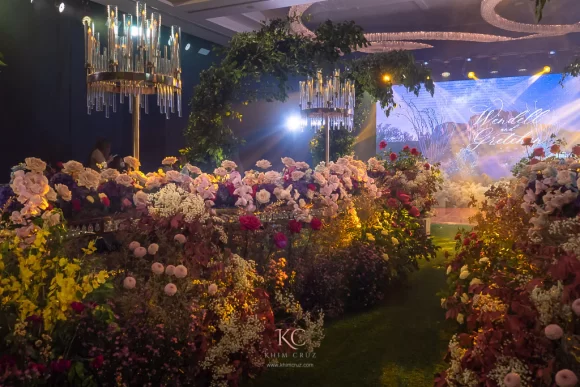 dreamy and dramatic feel wedding of Wendell & Gretchen head table floral design by Khim Cruz