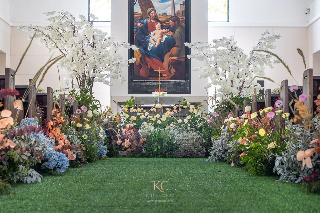 wedding ceremony with low-lying crawling floral arrangements for Arvin and Patricia designed by Khim Cruz