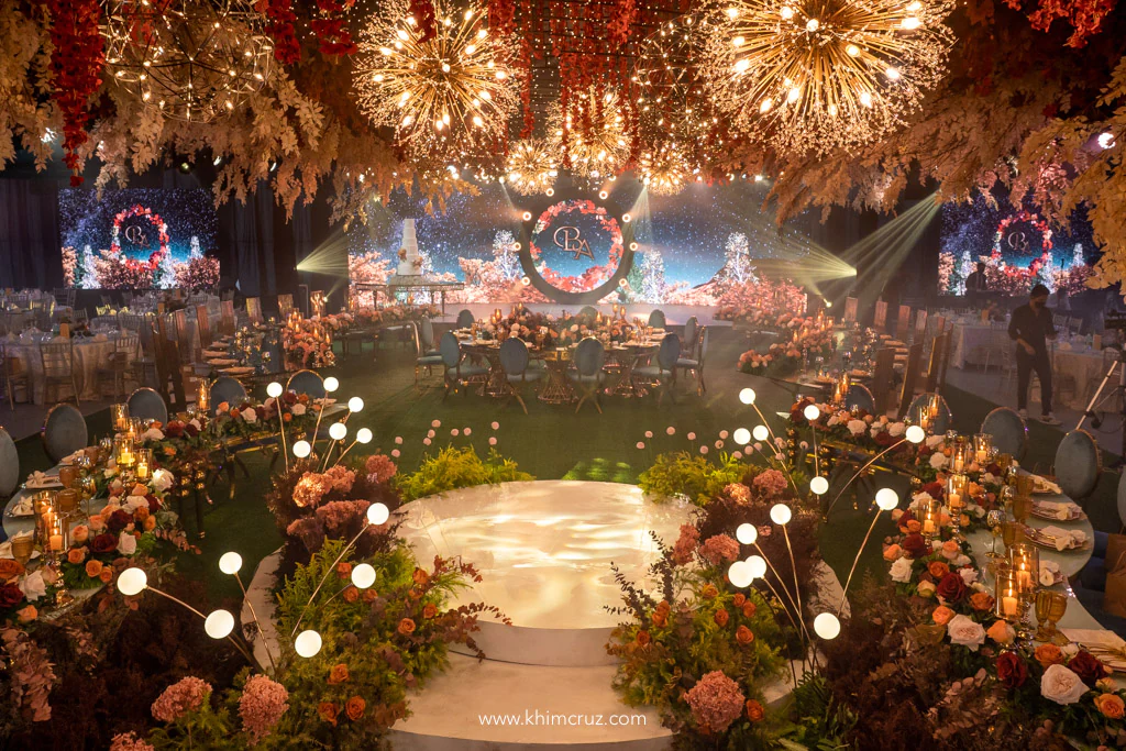 Romantic Autumn-inspired wedding reception of Burce and Alyssa with circular dance floor enclosed by flowing tables