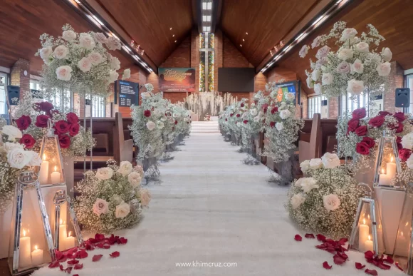 beautiful white and red wedding ceremony aisle