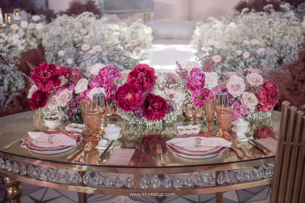 modern elegance wedding of Johnson and Shawn couples table with Peonies and fresh flowers