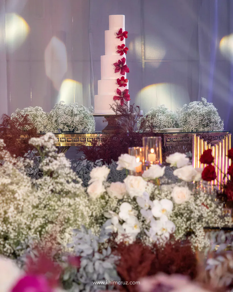 modern elegance wedding of Johnson and Shawn wedding cake with floral design