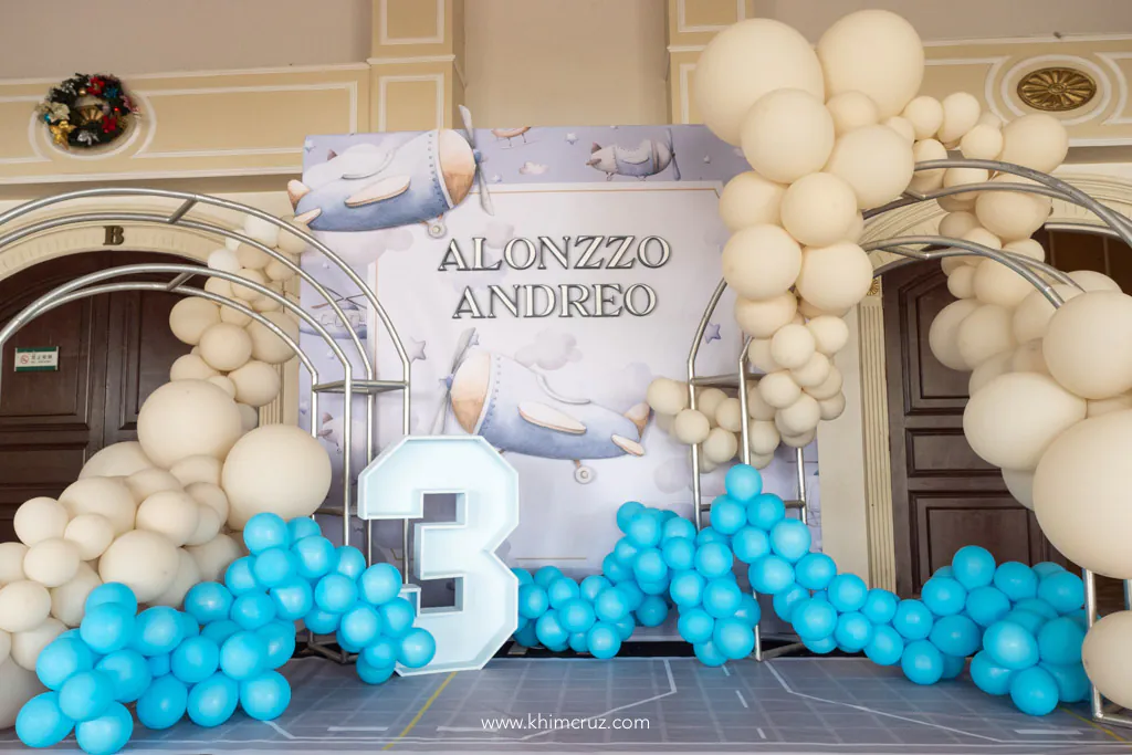 airplane theme birthday party of Alonzzo photo wall balloon backdrop