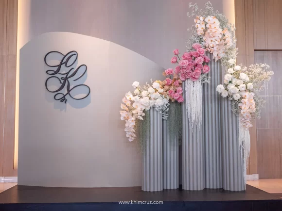 photo backdrop with floral design for Luigi and Katrina wedding by Khim Cruz