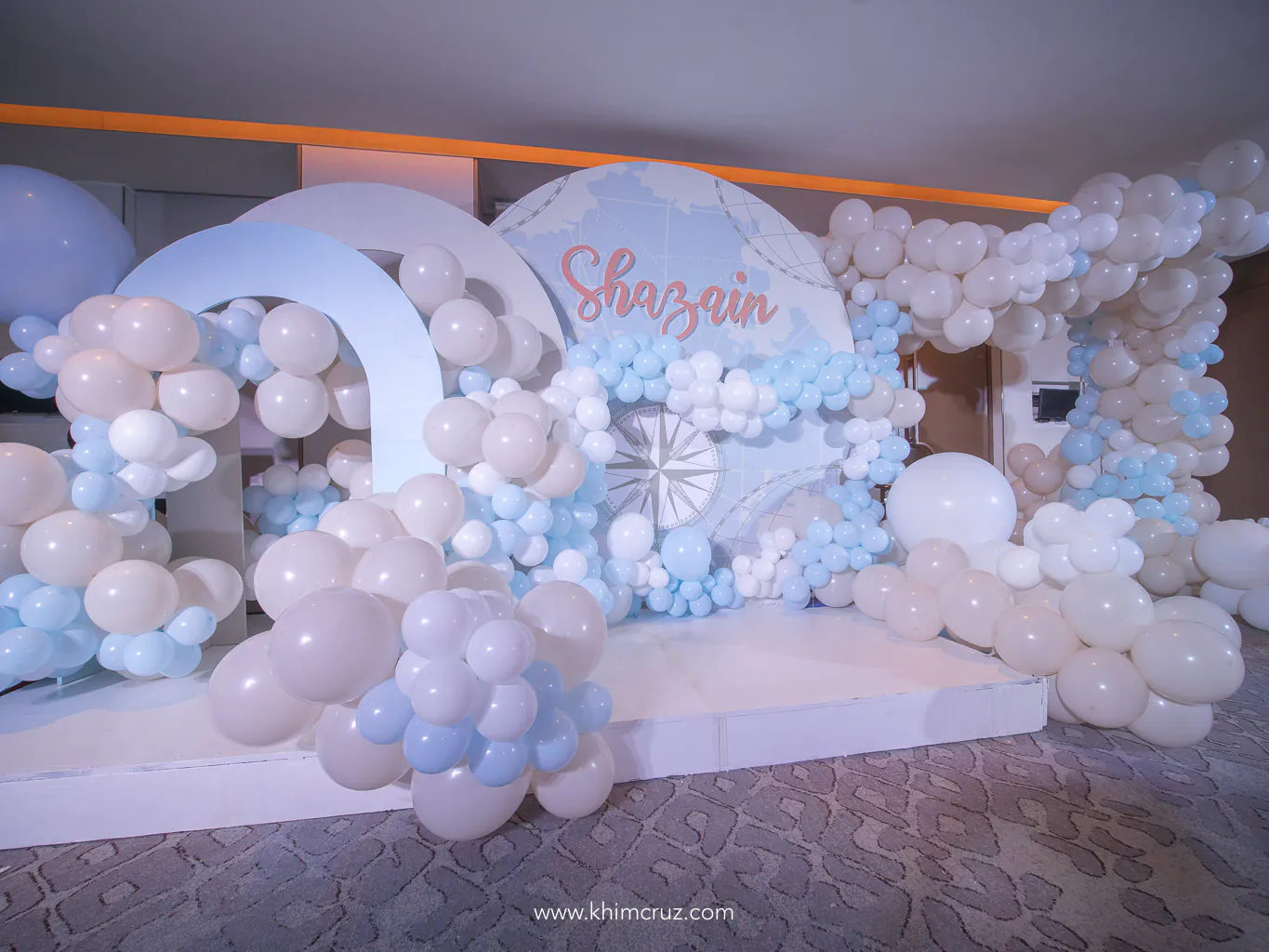 balloon art on around the world backdrop as photo zone for guests
