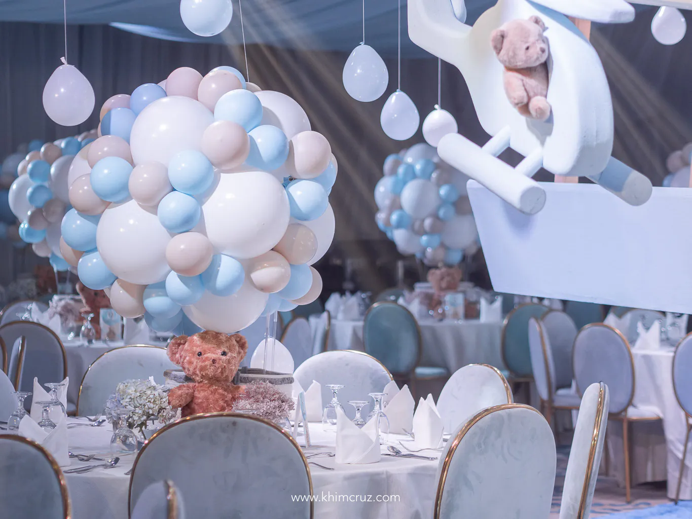 balloons as hot air balloon table centerpiece with bear on guest tables