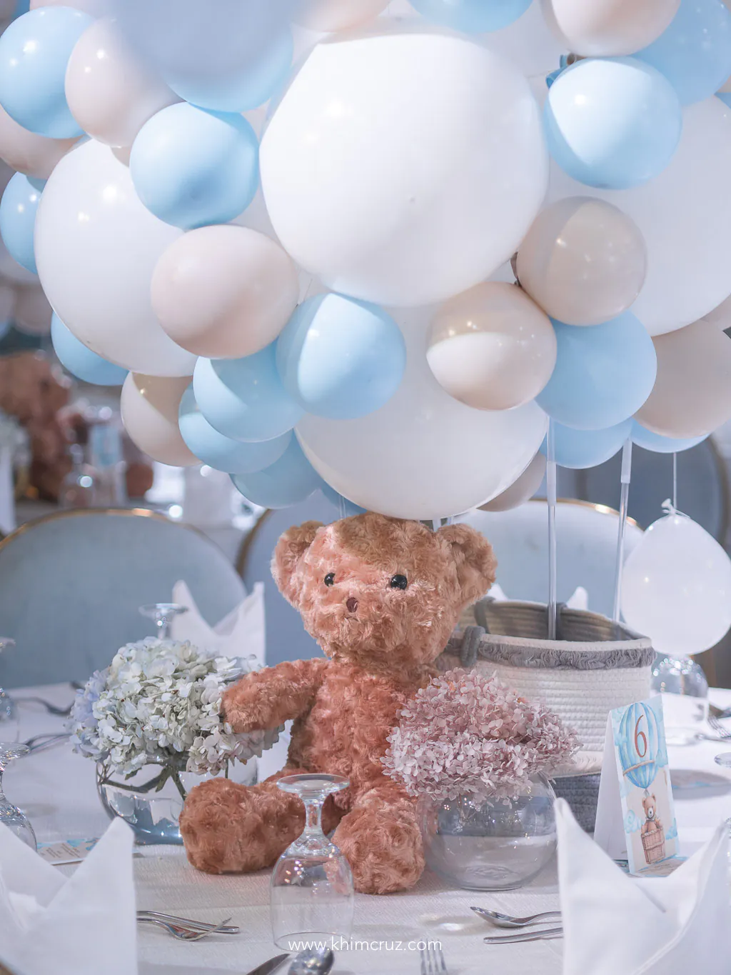 bear table centerpiece with hot air balloon made out of balloons