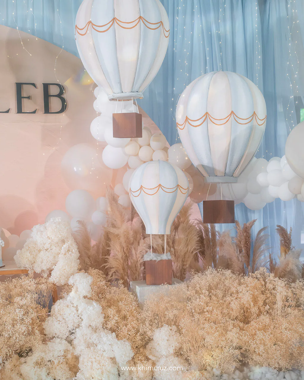 hot air balloons on a dreamy vintage theme setup