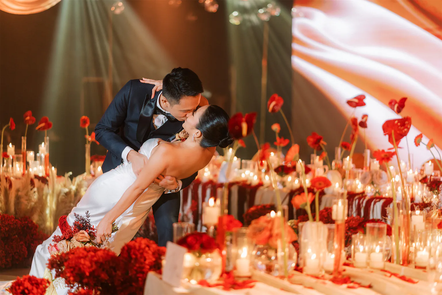 Minimal florals, maximum impact at this Grand Canyon-inspired wedding reception