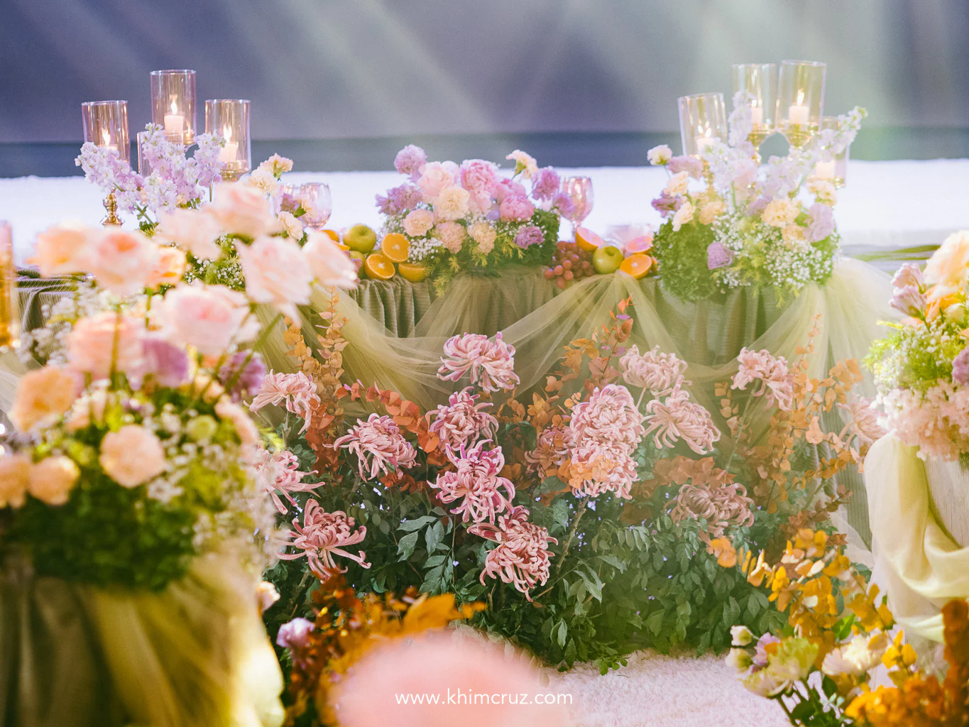 Vintage charm met fresh blooms at Bill & Doreen’s wedding reception