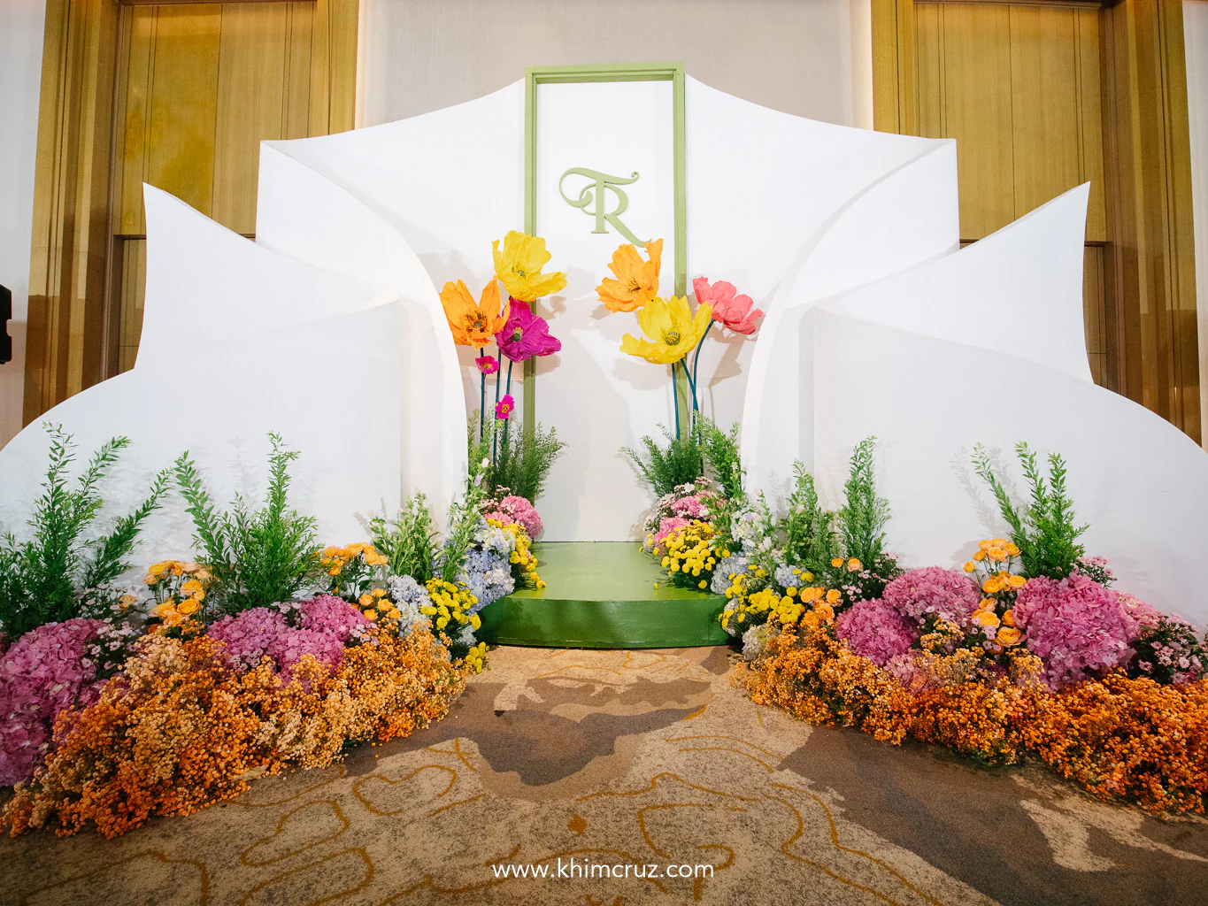 a photo backdrop to compliment our Lake Como themed wedding