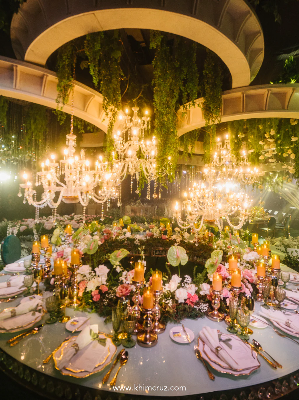 circular ceiling design lines up with the circular table for a timeless beauty wedding reception