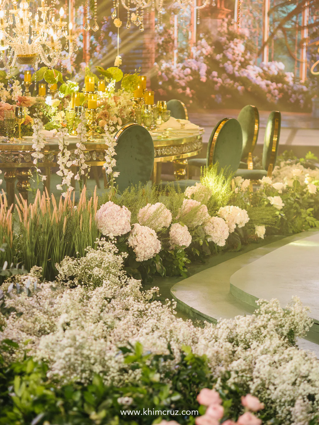 walkway details shows curving lines lined with fresh florals styled by Khim Cruz