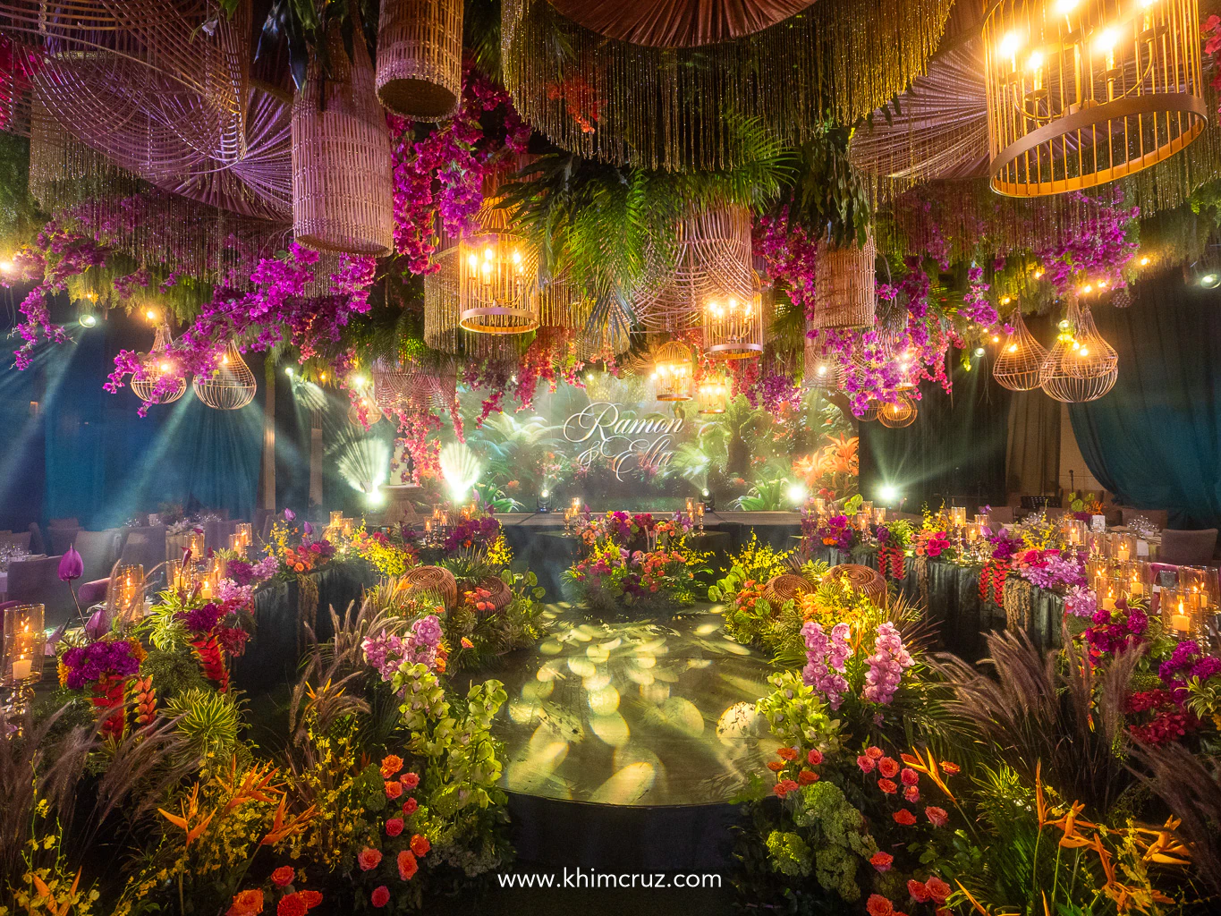 A modern tropical luxe wedding reception that glows with golden light and lush sophistication