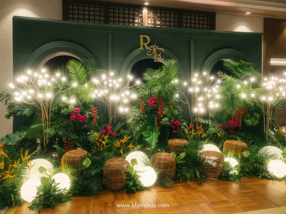 a photo backdrop to complement the modern tropical luxe wedding