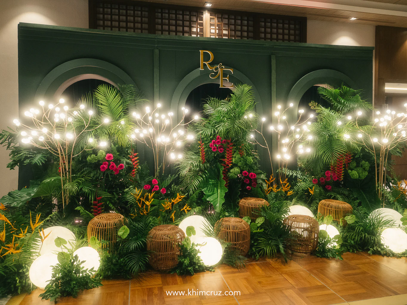 a photo backdrop to complement the modern tropical luxe wedding