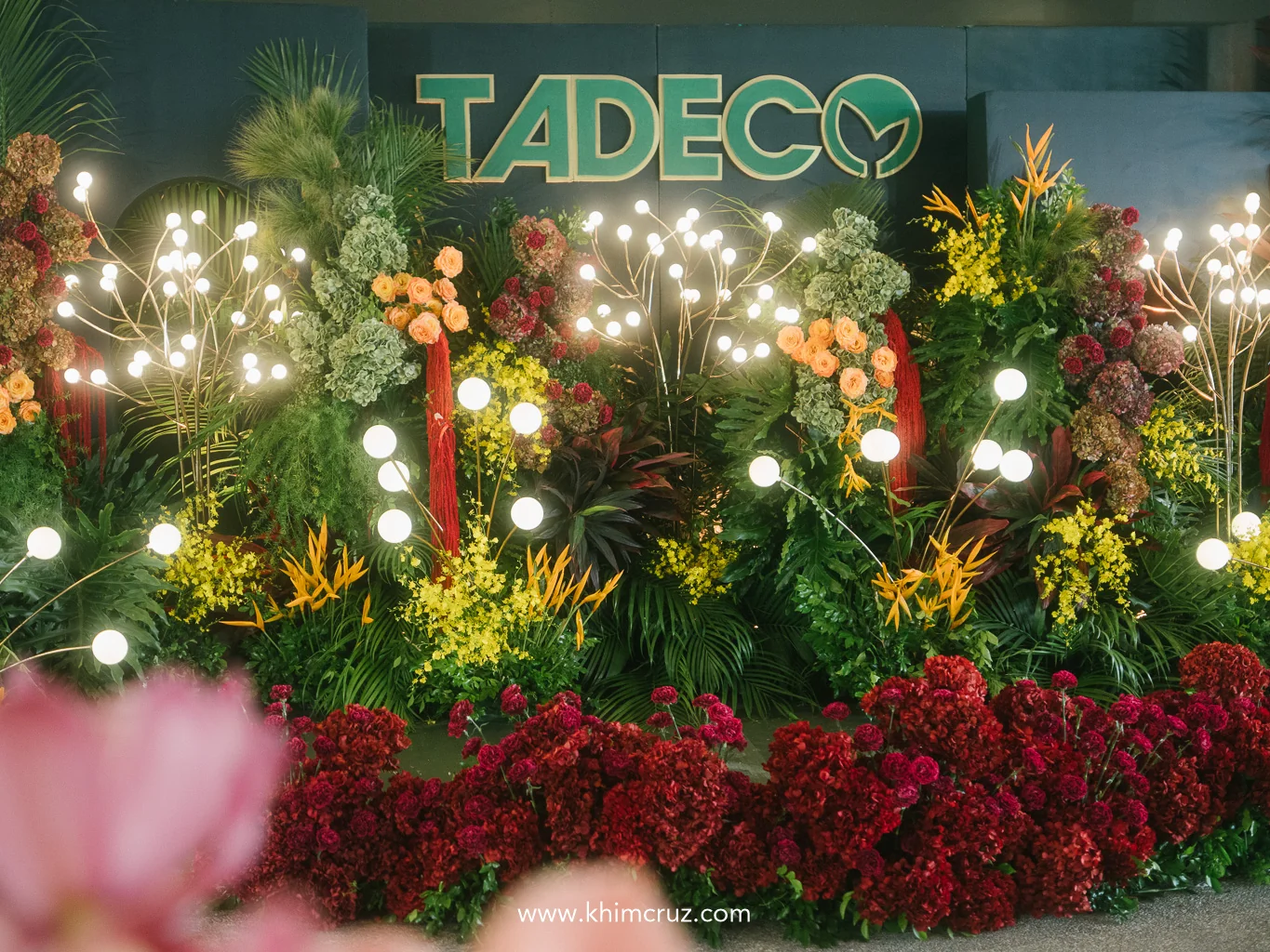 tadeco-75th-anniversary-tropical-floral-backdrop-globe-lights