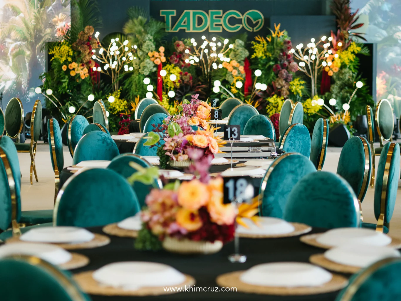 tadeco-75th-anniversary-tropical-floral-stage-teal-gold-dinner-setup-khim-cruz